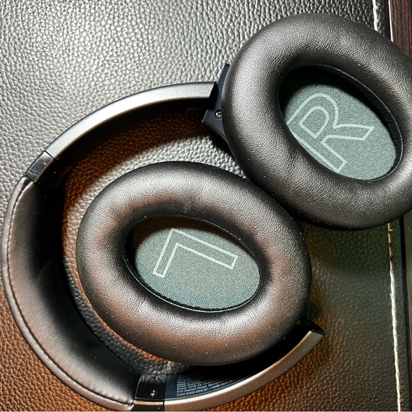 Soundcore Anker Life Q20 Hybrid Active Noise Cancelling Headphones - used once - Picture 7 of 8